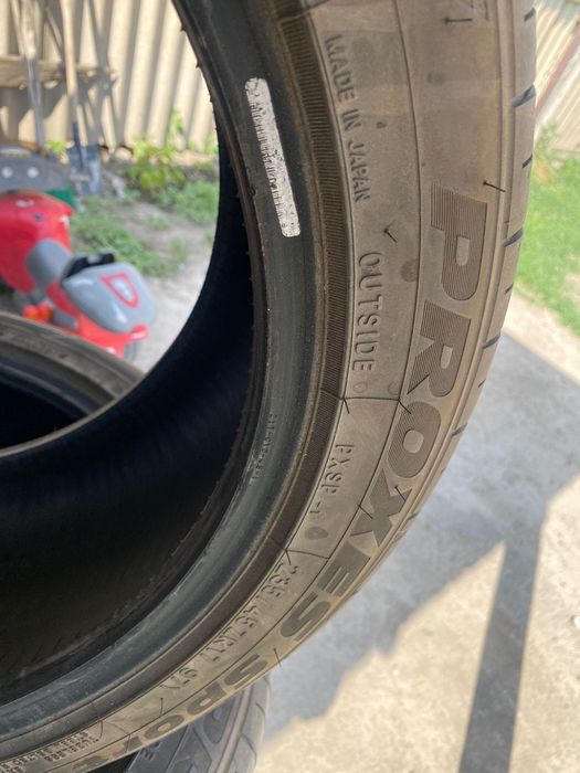Продам 2 шины 235/45 ZR17