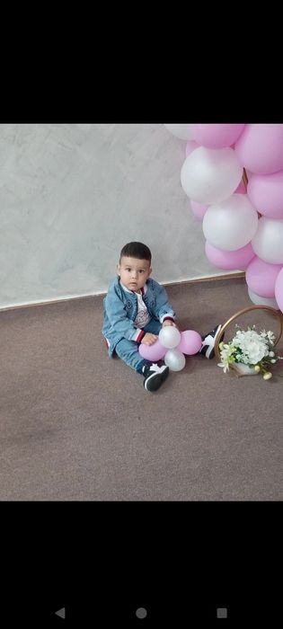 Vând costum blugi băieți 1an+.    Purtat o singura data