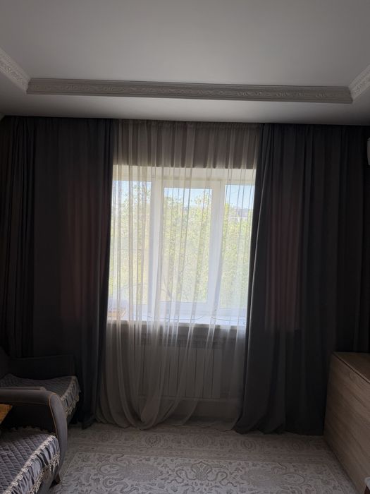 Шторы плотные серые  и тюль в сетку