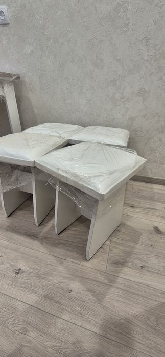 Стол и 4 табурета абсолютно новые