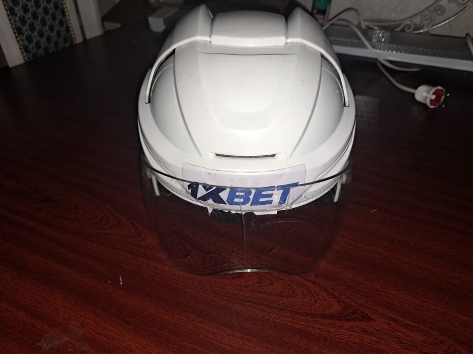 Шлем и клюшка для хоккея