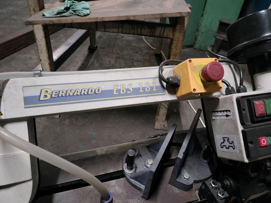 Fierăstrău cu banda pentru metale