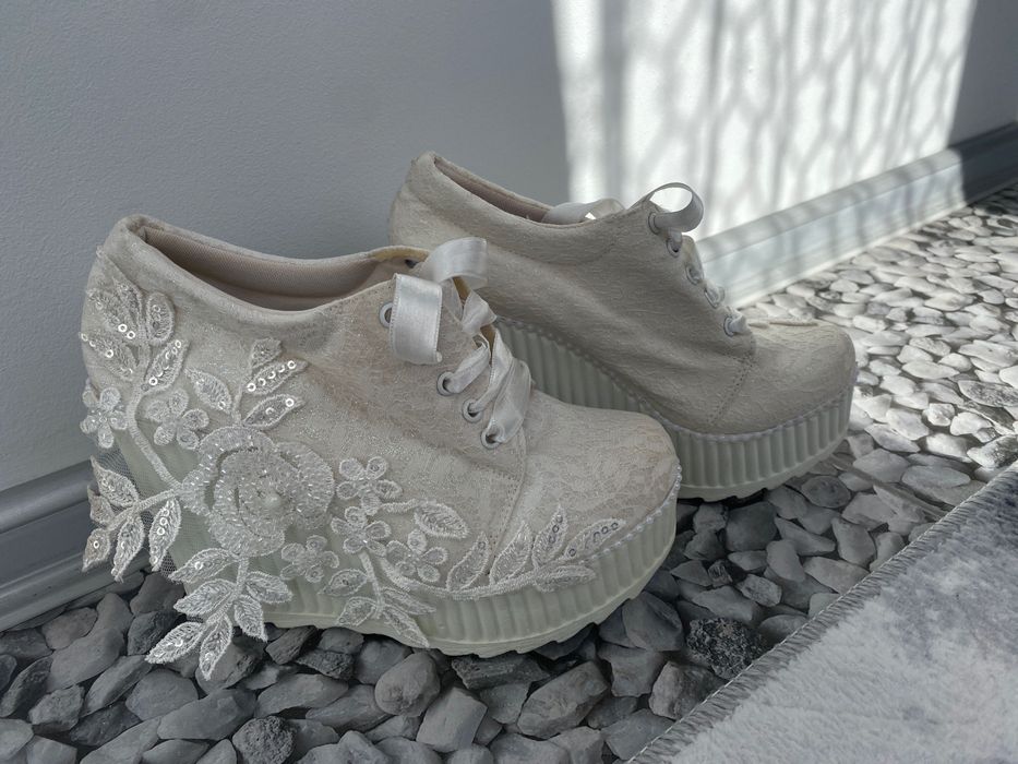 Сватбени обувки със дантела