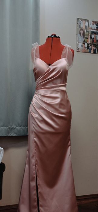 Елегантна сатенена розова рокля