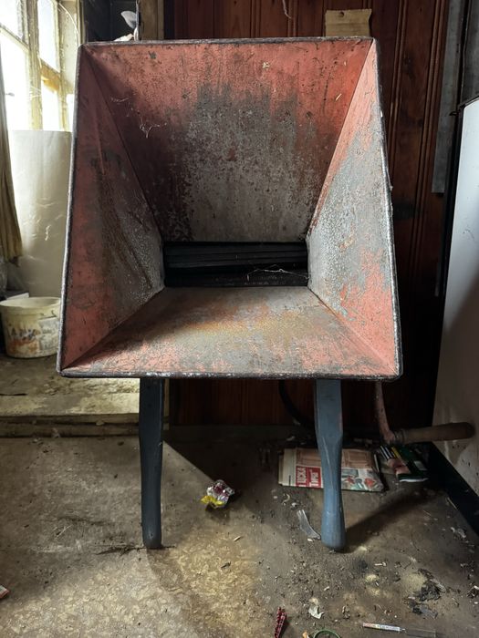 Стара ръчна машина за мачкане на грозде – здрава, масивна