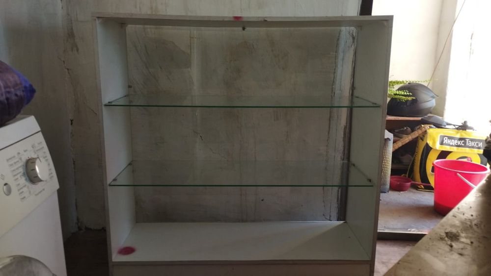 Продаеться шкаф-ветрина стеклянная