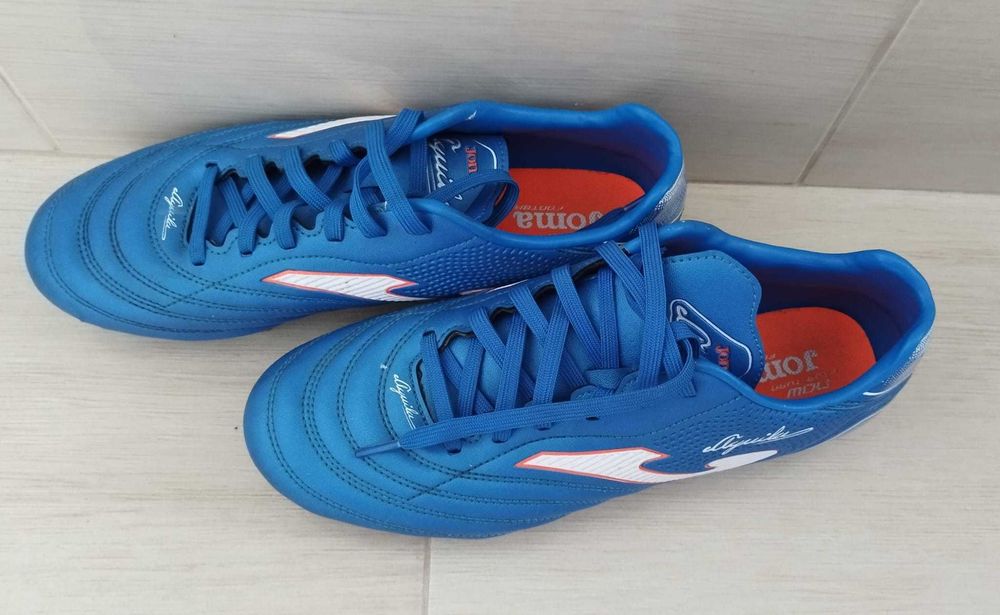 Ghete de fotbal cu crampoane