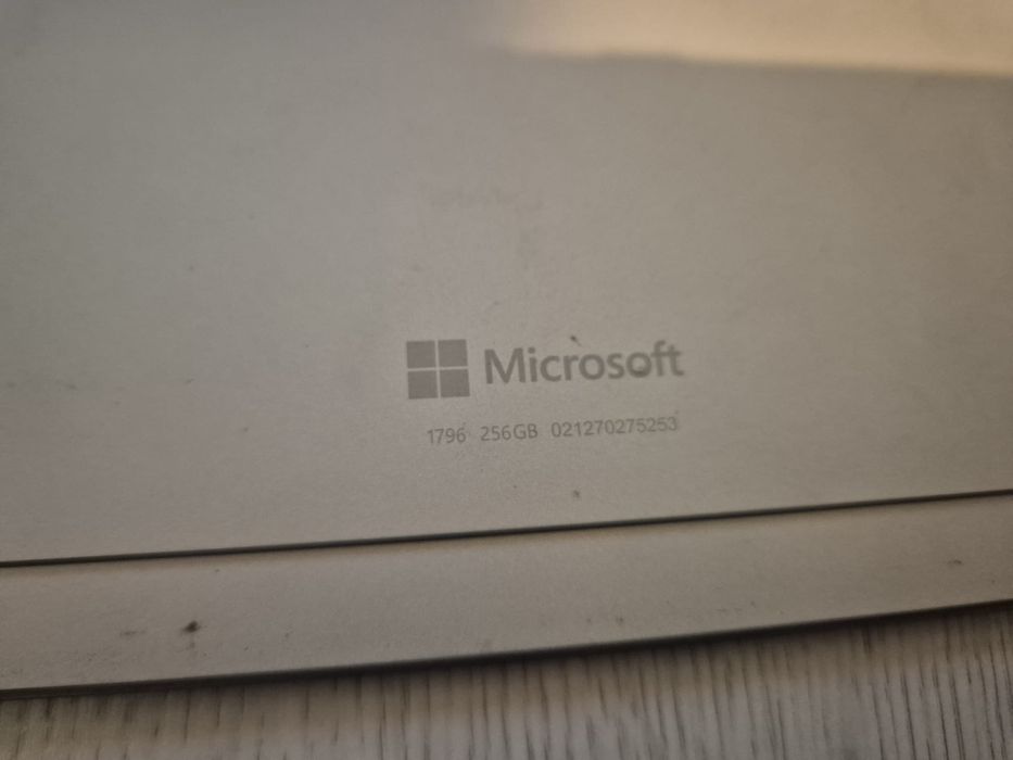 Microsoft Surface Pro model 1796 256GB capacitate display spart