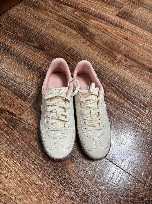 Кроссовки от бренда Tommy Hilfiger