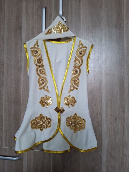 Әдемі кәжекей басқа тағатын бұйыммен(желетка )