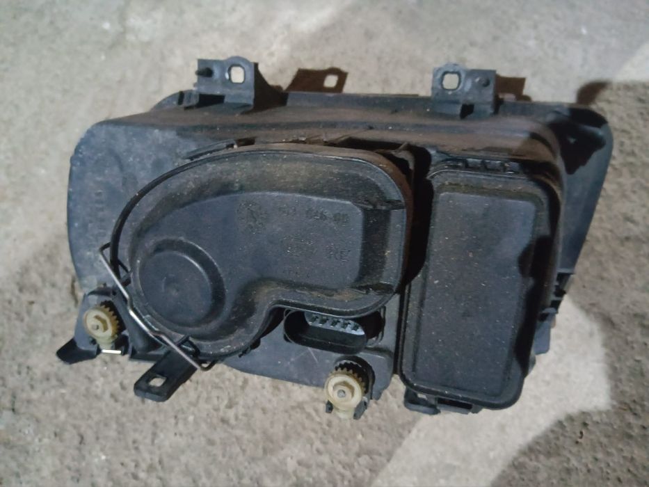 Продава се оригинален десен фар със халоген   за Volkswagen bora.