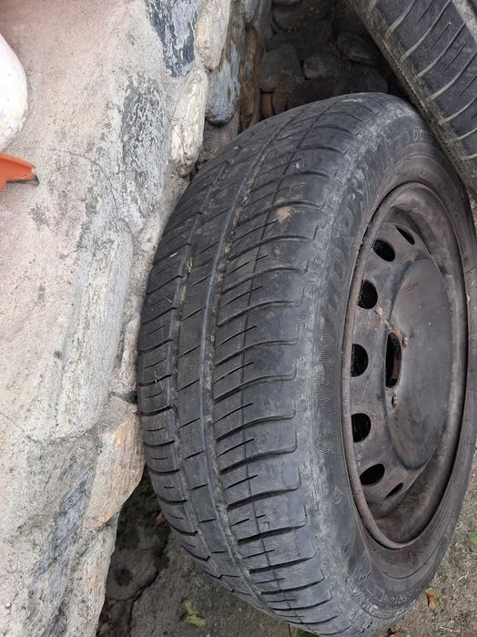 Vând anvelope de vară in 4 frezoane Dunlop cu tot cu jante 175/65R14 82T preț 400 lei plus inca un cauciuc