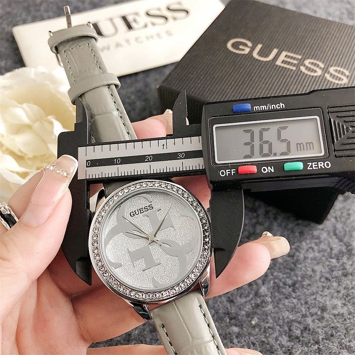 Дамски ръчен часовник Guess с кожена верижка