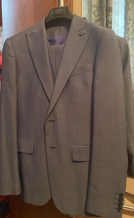 Классический стильный серый костюм