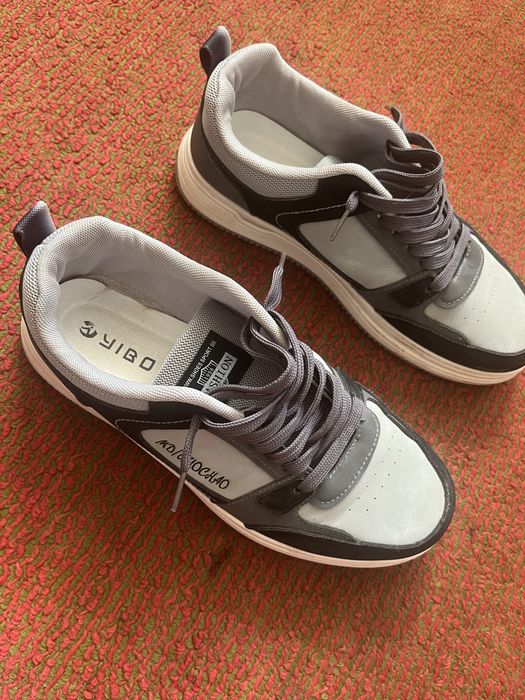 Продам кроссовки