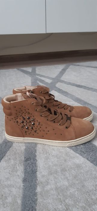 Ghete UGG, din piele naturala