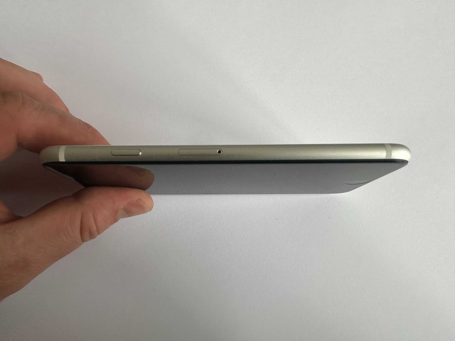 iPhone SE 2020 - БЯЛ - 64GB - Фабрично Отключен - НОВА БАТЕРИЯ !!!