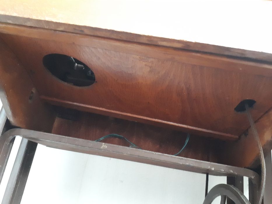 Masina de cusut cu masa
