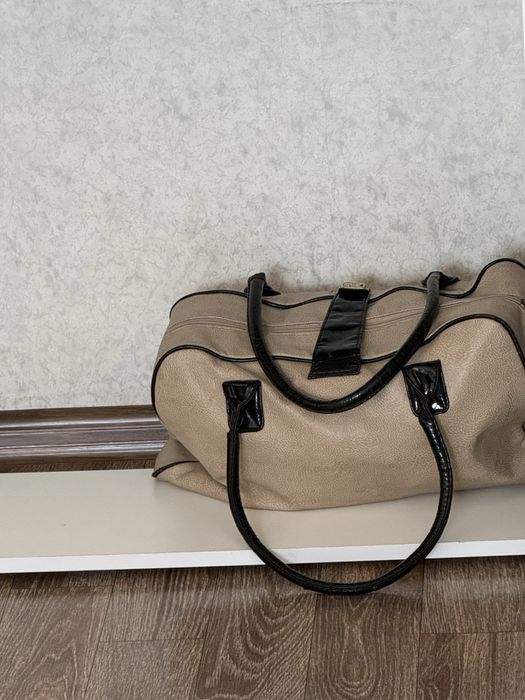 Отдам сумку женских вещей