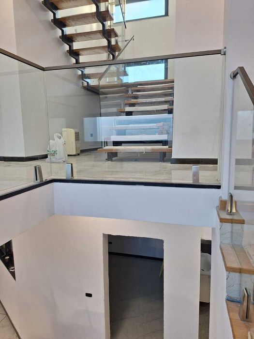 Balustrada de sticla cu profil de aluminiu