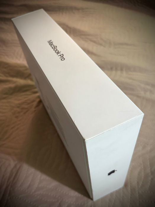 MacBook Pro M2 2022 • Като нов • Пълен комплект