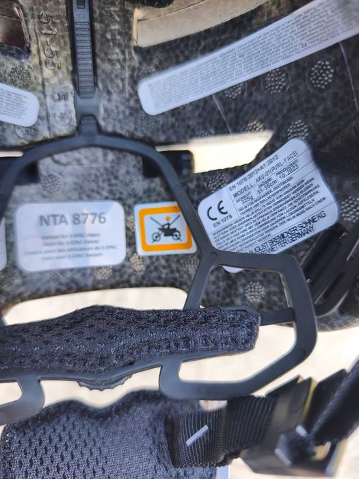 Чисто нова градска каска ABUS Purl-Y Ace с LED светлина за тротинетка и велосипед размер S 51-55 см