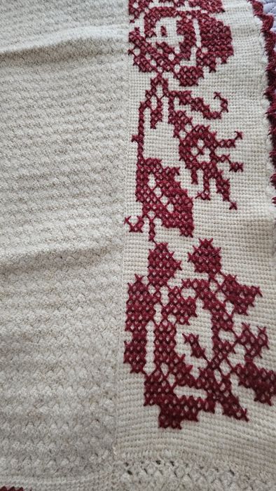Ръчно плетено, вълнено, бебешко одеяло с бродерия