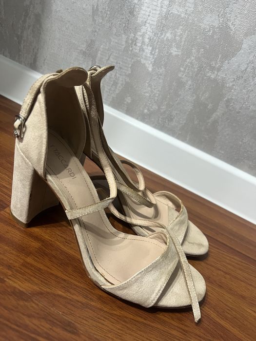 Отдам даром босоножки