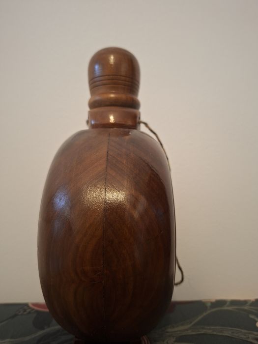 Plosca veche din lemn, cu sticla în interior. Stare impecabila!