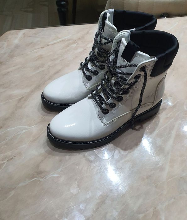 Лачени боти, бял цвят