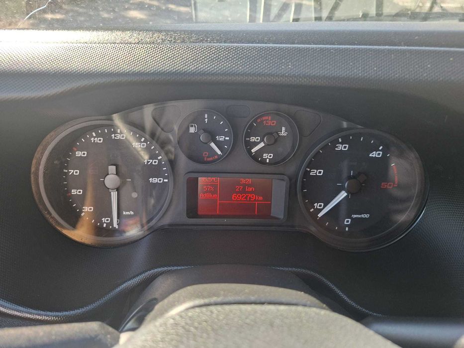 IVECO de 3000  PRELATA+LIFT.68000km Finantare Leasing Rata 465 €