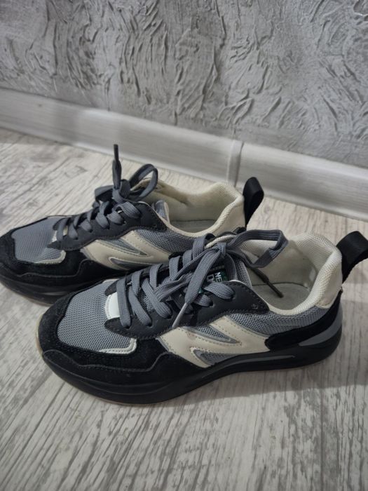 Продам кроссовки для мальчика