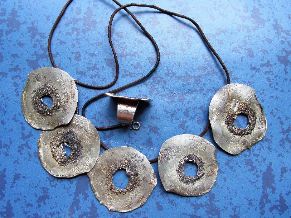 Сребърно колие с естествена кожа и пръстен