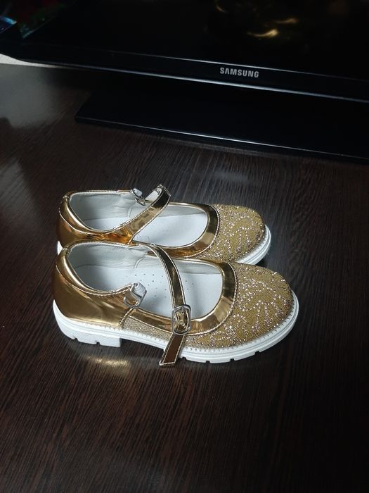 Продам детские туфли