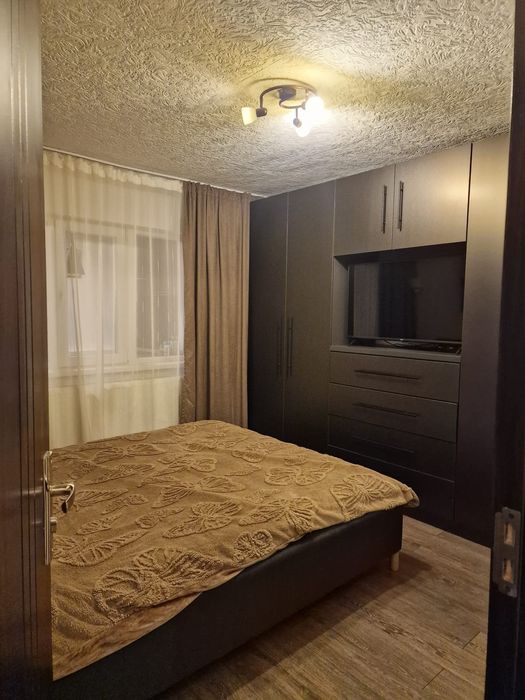 PROPRIETAR vând apartament 3 camere decomandate ,etj P /4 ,zona 1 Mai