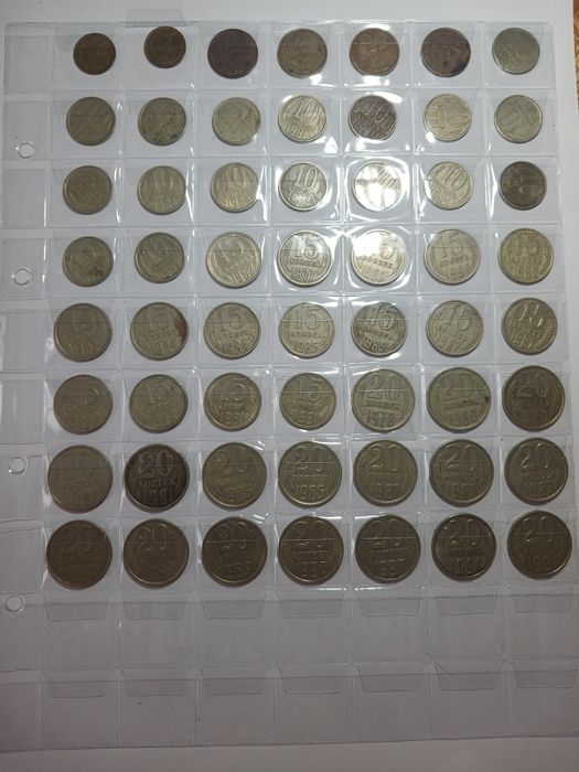 Разно образные монеты.