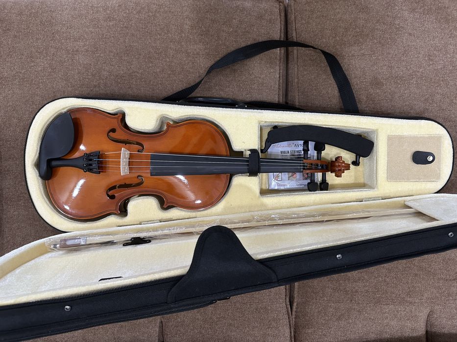 Цигулка комплект 4/4 с калъф, лък и аксесоари – отлично състояние