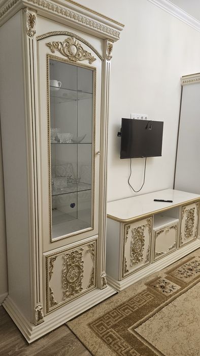Продам диван с двумя креслами и стенку .