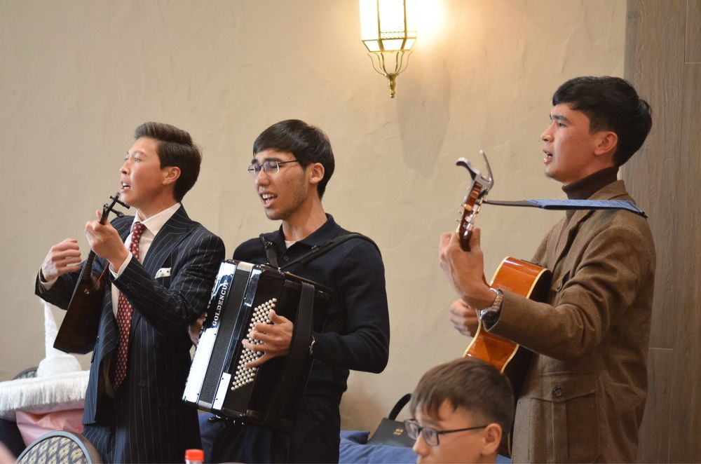 Домбыра баян гитара әнші музыканты трио тамада