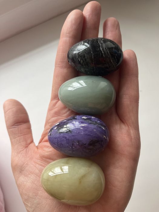 Продам нефритовые яйца.