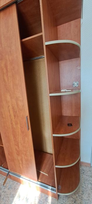 Продам шкафы один из них требует ремонта