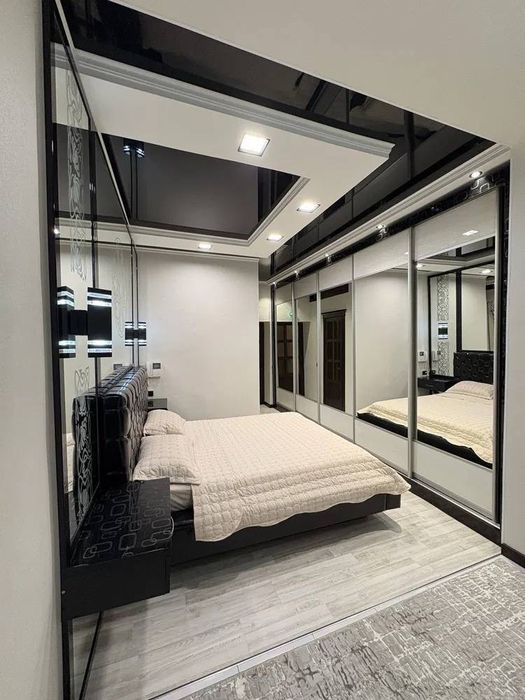 Лабзак. 10школа.  2комнатная. Высокопотолочка.  60м2