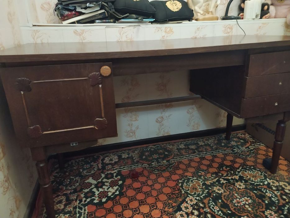 Письменный стол в нормальном состоянии