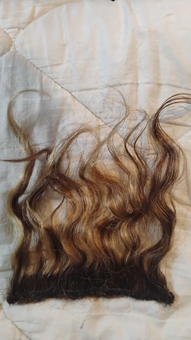 Продавам естествено къдрава коса.