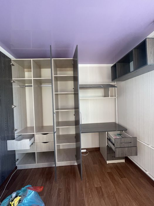 Продам шкаф с полеами и столом