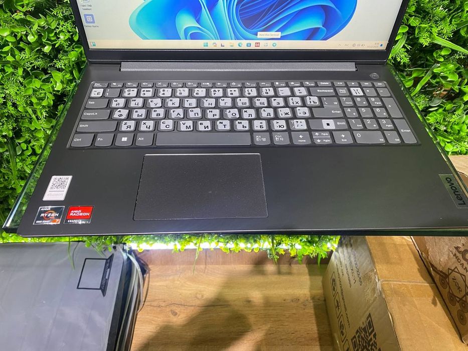 Lenovo ryzen 7-5700U ddr4 8/256 SSD