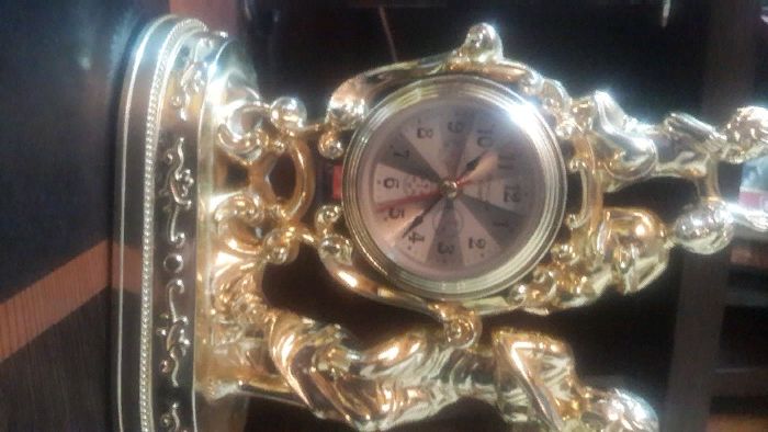 прдам настольные новые часы