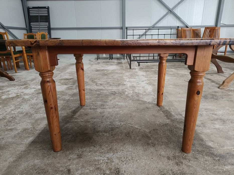 Квадратна трапезна маса