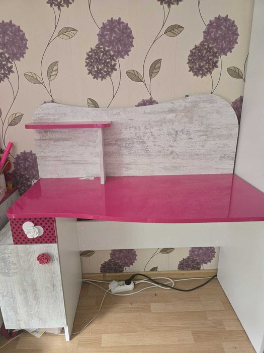 Birou si comoda fetite