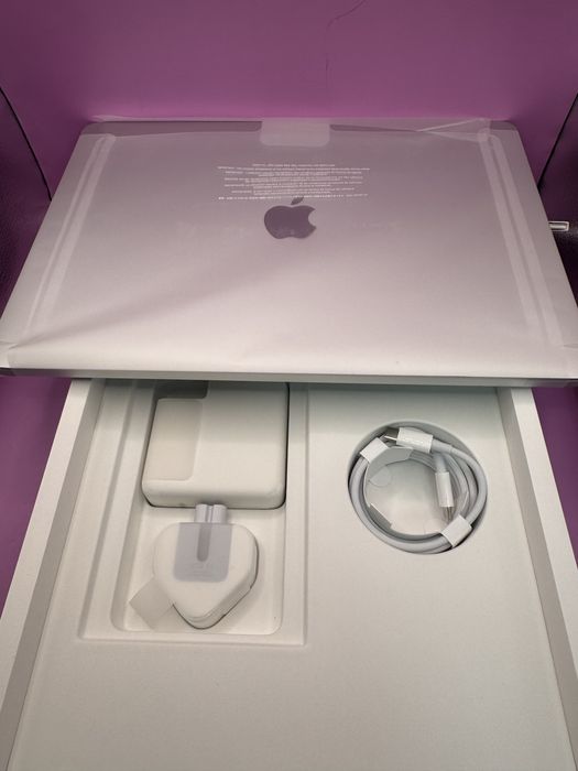 Macbook pro 2020 M1 8gb 256gb fullbox•Matei Amanet Crangasi•